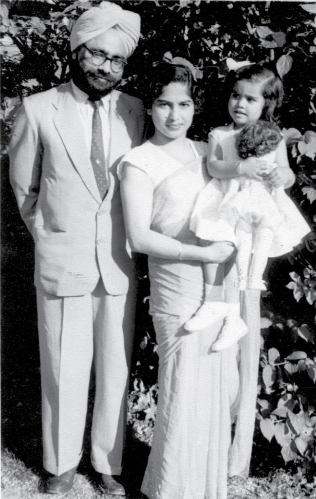 dr manmohan singh with his wife and a daughter